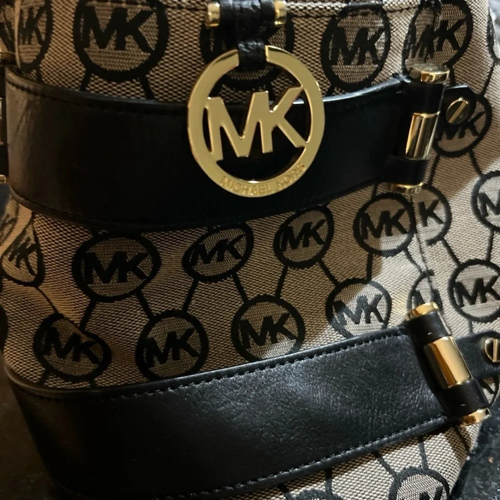 Michael Kors Hobo Handbag w/Dust Bag - Picture 4 of 6